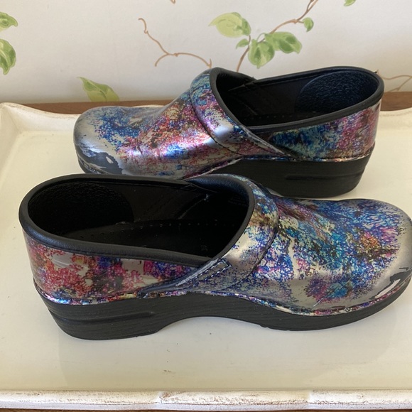 Danksko Women’s Professional Comfort Support Clogs Metallic Patent. US 7.5-8 - Picture 3 of 12